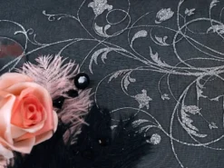 Musta organza hopeakuviolla 900 x 36 cm