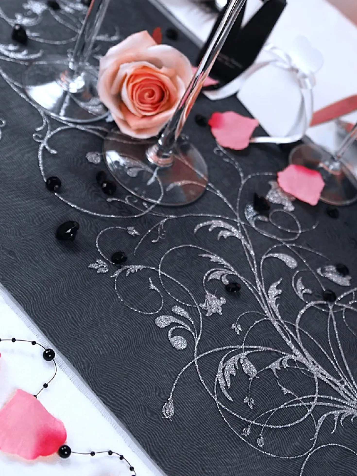 Musta organza hopeakuviolla 900 x 36 cm