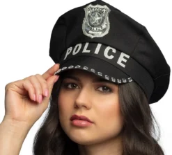 Poliisihattu timanttikoristein